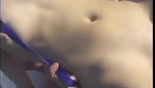 Küçük memeli genç sarışın özetleyen sürtük yasmine gold havuzun yanında baskın erkek arkadaşı tarafından sikiliyor