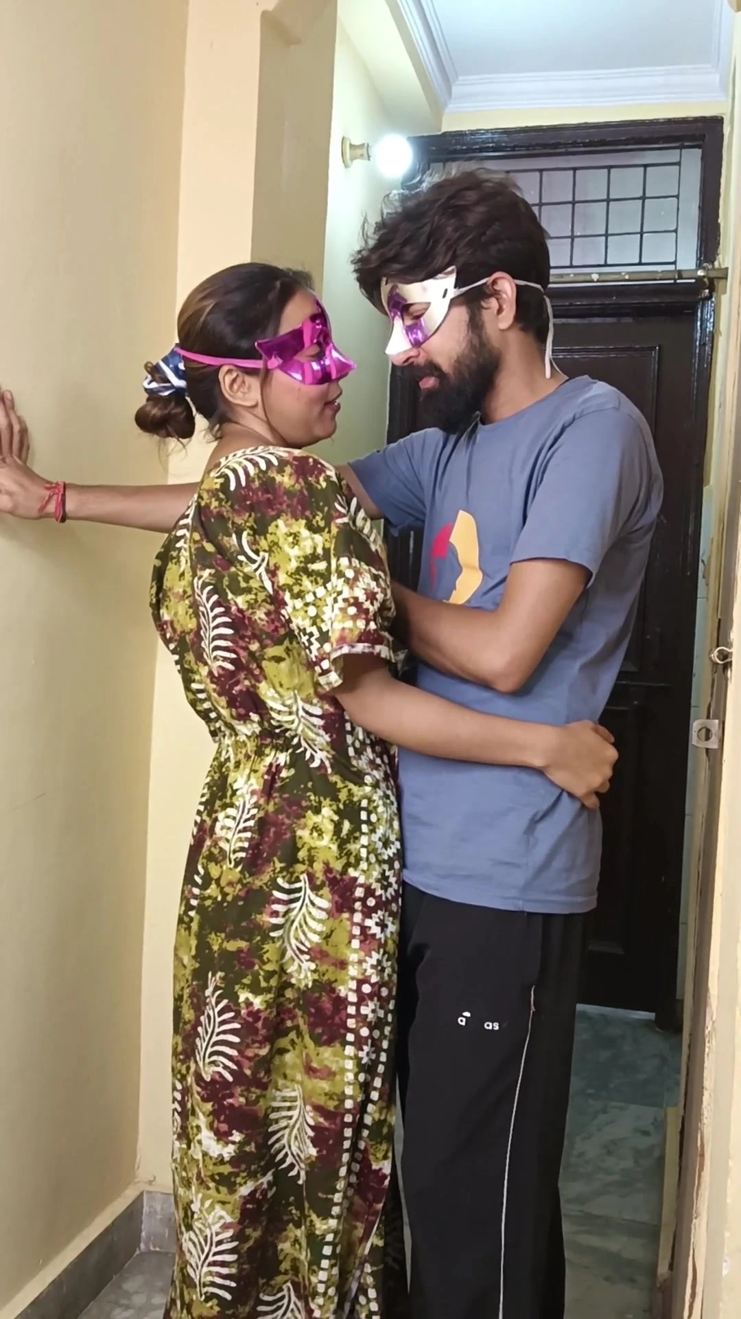 Girl hiding from husband came to meet her boyfriend at Oyo Hotel