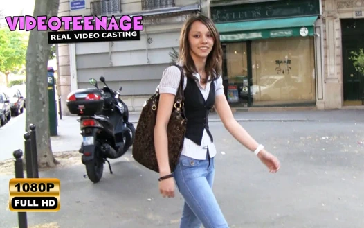 Güzel 18 yaşındaki Leslie ilk kez çıplak oyuncu seçimini yapıyor