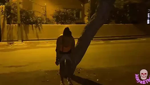 Sokakta dildolu at kuyruklu ateşli kız sert sikiliyor ve dölleniyor