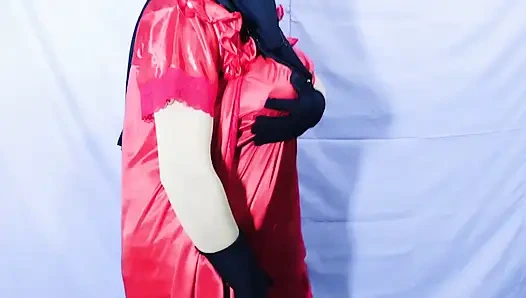 Hintli ateşli güzel yenge odasında dans ediyor ve açık bir şekilde seks yapıyor