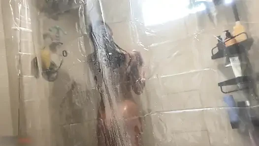 Yaramaz orta yaşlı seksi kadın duş alıyor ve küçük göt deliğiyle oynuyor