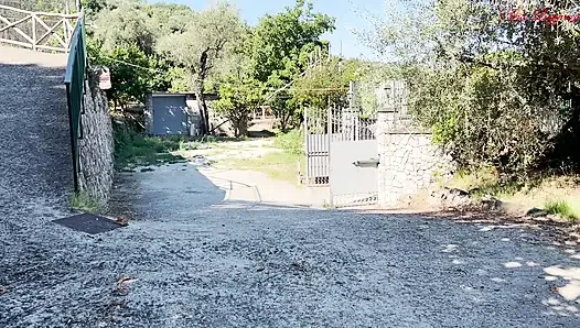 Avdan uzman ve yaramaz teyze, yeğeninin arkadaşının sapkınlığını ortaya çıkararak yırtıcıya dönüşür