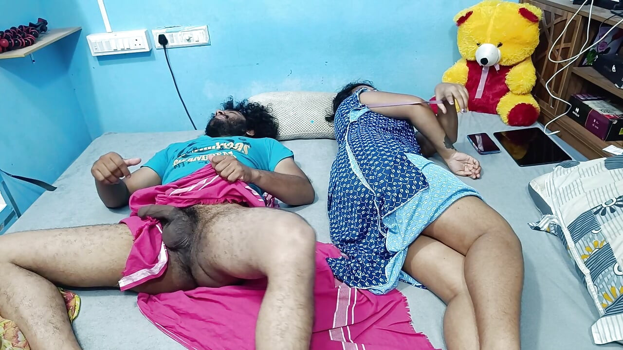 Mallu çift yatak odasında ateşli gecelik çıkarma ve seks, Desi mallu çift ateşli yatak odasında seks, ateşli Malayalı çift gecelik içinde ateşli seks