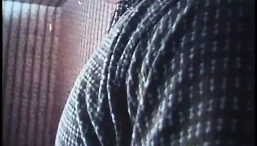 Erotik damızlık uzanır ve seksi hatun sert sikini emmesini sağlar