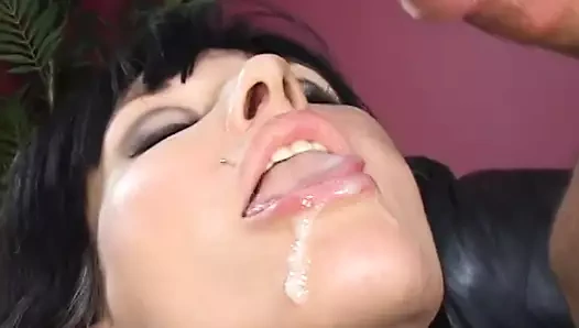 İşadamı kuzgun saçlı busty sekreterine nüfuz ediyor