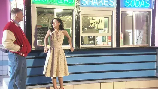 Esmer bir yakın çekimde sert bir lanet dayanır