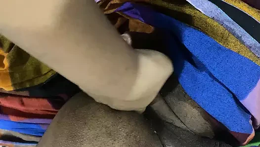 Kız erkeklerin göt deliğini parmaklıyor