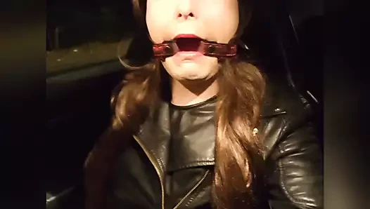 Korkak sürtük keleigh willis cums üzerinde deri sonra yalıyor o yukarı