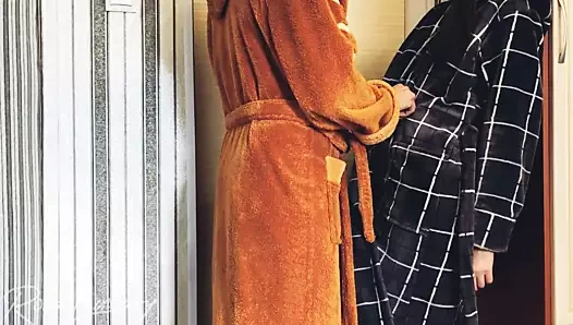 Rus kız bornozunu çıkarmadan kendi içinde bir çük alır