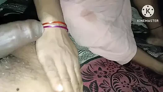 Hintli desi ateşli teyze Bowlojab açık otel odasında erkek arkadaşı için kola çekiyor