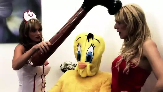 Seksi kızlar üniformalı bu çizgi film adamına sakso çekiyor