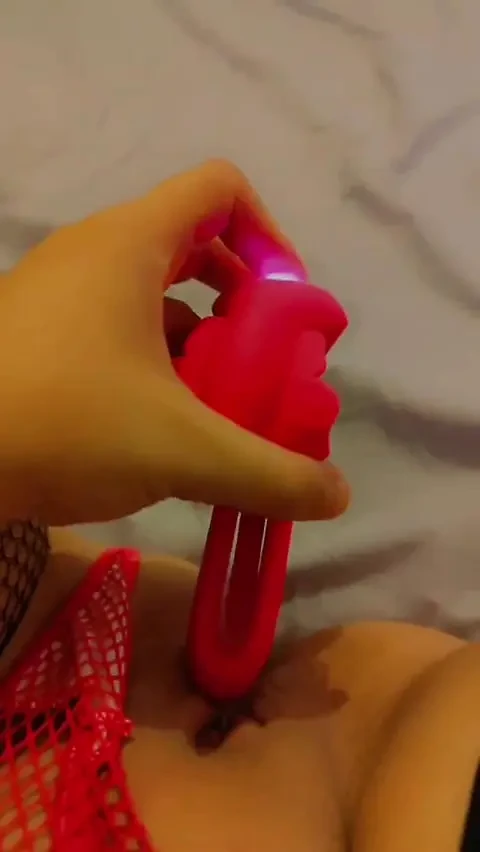 İşe gidince sulu amcığımı sikiyorum