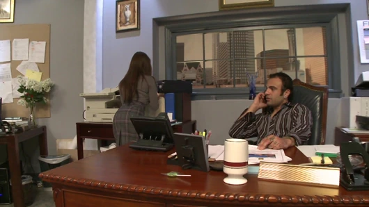 Busty sekreter maceracı alır ve patronunu sikikleri