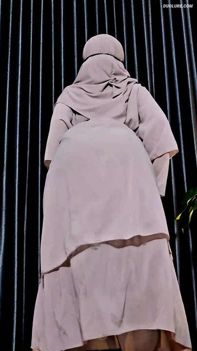 Tesettürlü Müslüman kız Abaya'da twerk yapıyor ve bacaklarını teşhir ediyor! 🔥