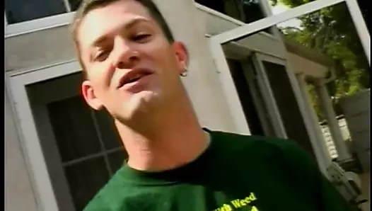 Meme uçları pirsingli sarışın amını yalatıyor ve açık havada sikiliyor