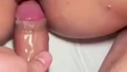 Sert anal yakın çekim sikişiyor, üvey annenin büyük götüne boşalıyor