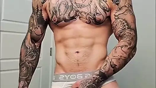 Jakipz kaslarını esnetiyor ve iç çamaşırında büyük horozunu gösteriyor