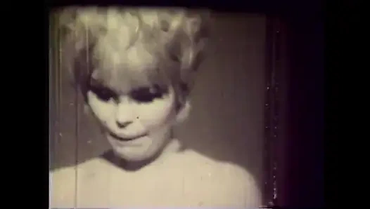 Rujlu azgın nostaljik lezbiyenler birbirlerinin kıllı amlarını yalıyor