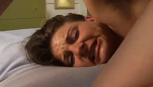 Güzel memeli esmer güzellik amcığını yarakla esnetiyor