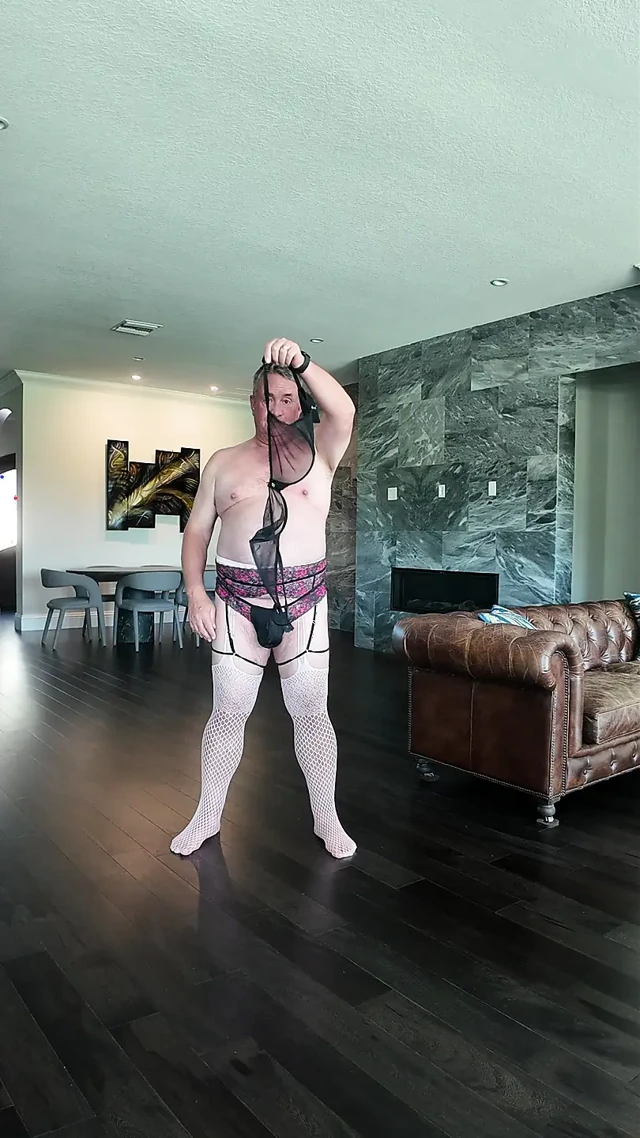 Pembe çoraplı çiçeği deniyor