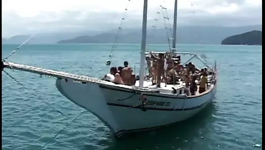 Kirli latin bir teknede onun sevimli yüzünün üzerinde sıcak bir yük alır