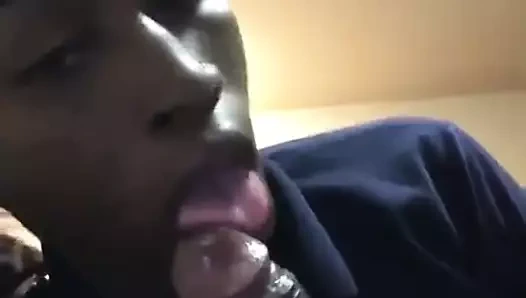 Büyük zenci yalıyor