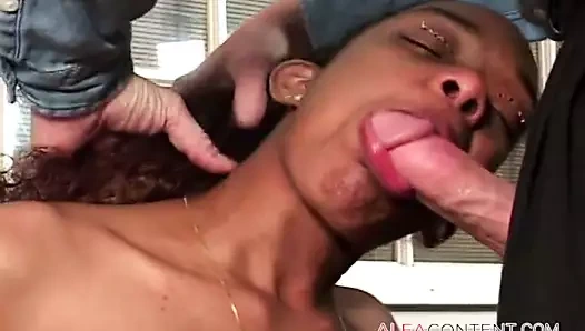 Karanlık kız seviyor büyük horoz içinde ona göt