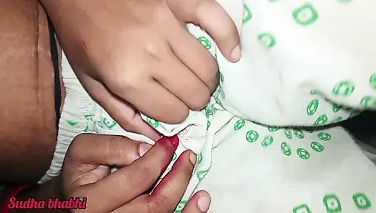 Sudha Yenge tüm kıyafetlerini çıkardığında. Bunu kendi ellerimle yaptım, sonra aniden.