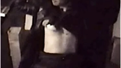 Angela, yeni oda arkadaşı tarafından seks oyuncağı olması için kandırıldı.