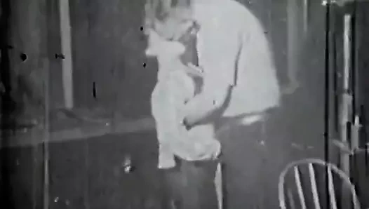 Yaşlı adam bir kızdan bir oral seks alır (1950'lerde vintage)