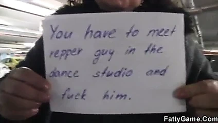 Şişman dans stüdyosunda sıska adamı baştan çıkarır