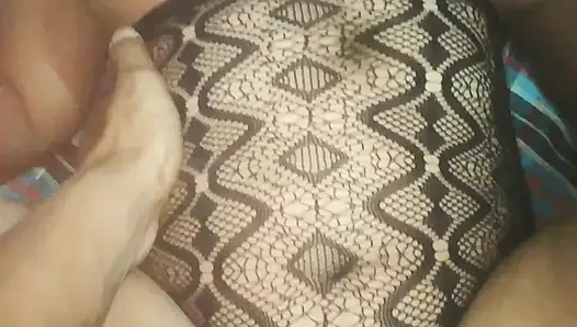 Üvey kız kardeşim yüzüme oturuyor ve işemeyi bitirdim tüm sidiğini yutıyorum