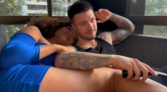 Evet! Ben senin annenin aşkıyım! Kolombiyalı orta yaşlı seksi kadın üvey oğluyla ırklararası seks yapıyor ve ağzına boşalıyor! Carla Morelli ve Rauls Bud