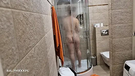 Üvey annemin duş alırken mastürbasyon yaparken izliyorum