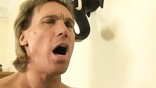 Hintli bal odada adam tarafından sert sikiliyor ve buna bayılıyor