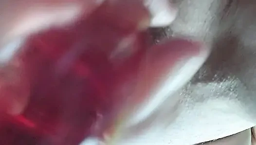 Orta yaşlı seksi kadın dildo kullanıyor ya da parmak ustası amına veya anüsüne dayanıyor