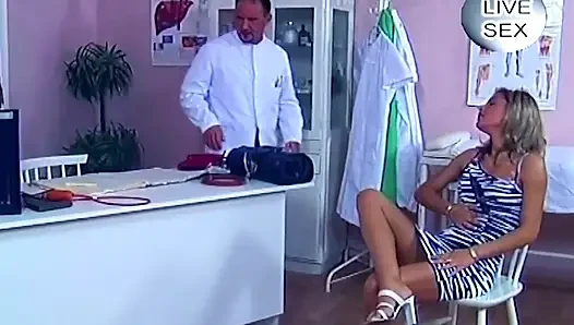 Sarışın hasta sert zeminden sikişmeden önce doktor yarağını emiyor