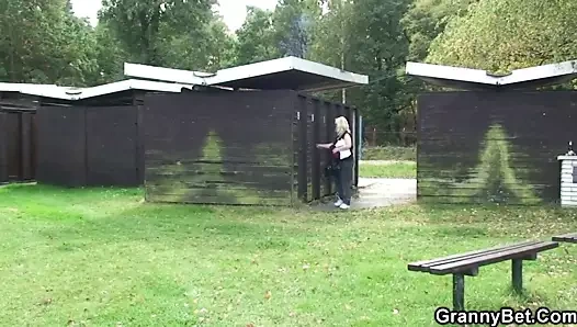 Eski büyükanne soyunma odasında çivilenmiş alır