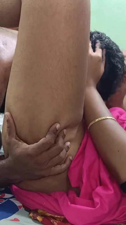 Майсур, новые замужние пары наслаждаются saree romance в постели