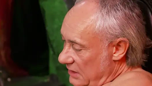 İnanılmaz ateşli seksi kaltak olgun erkekleri seviyor