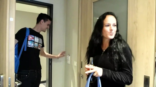 Çakmak istiyor ve onu sikişmek için otele götürüyor.