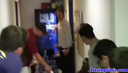 Buttfucked düz twink iğne yapmak içinde eller