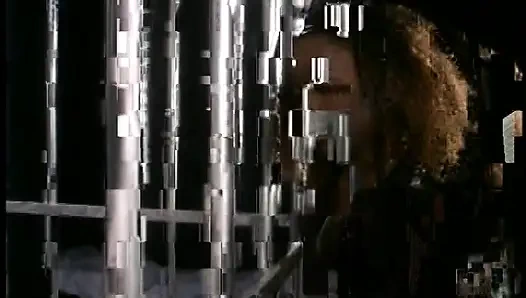 Şehvetli zenci genç kız büyük beyaz yaraklarla vahşi üçlü seks yapıyor