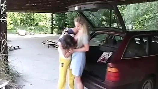 Açık havada sikişmeye izin verilmiyor ama ben bir sapığım ve açık havada sakso çekmeyi seviyorum