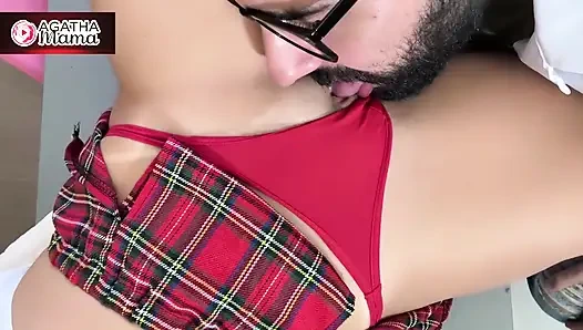 Ben, Agatha, öğretmenin penisine boşalırken öğrenciyi emiyorum - öğretmen öğrencinin vajinasına giriyor!