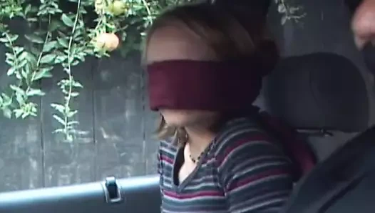 Sarışın orta yaşlı seksi kadın mağaraya götürülüyor