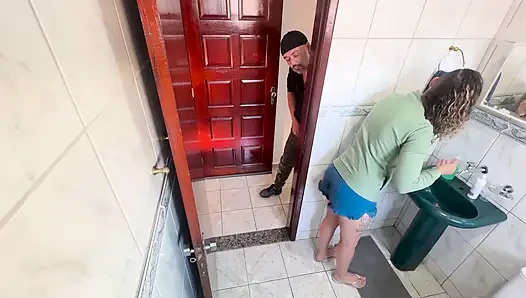 Bir akrabası banyoda üvey yeğenine sürtünerek boşalıyor.