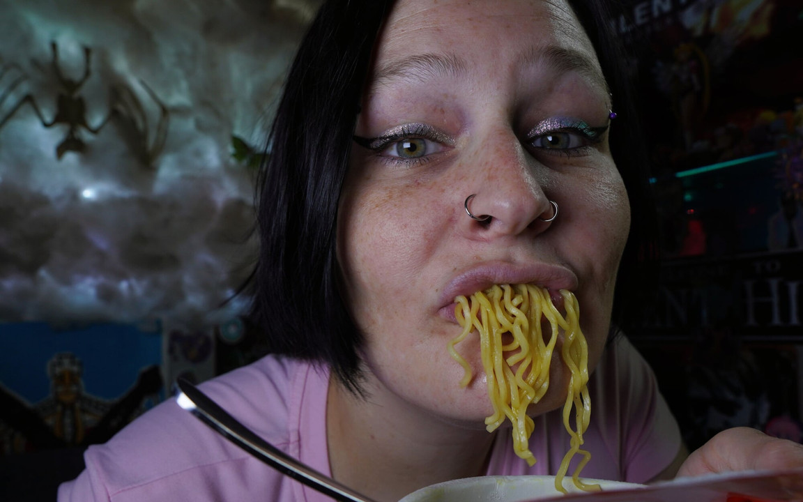 Dani takma olmadan ramen yiyor