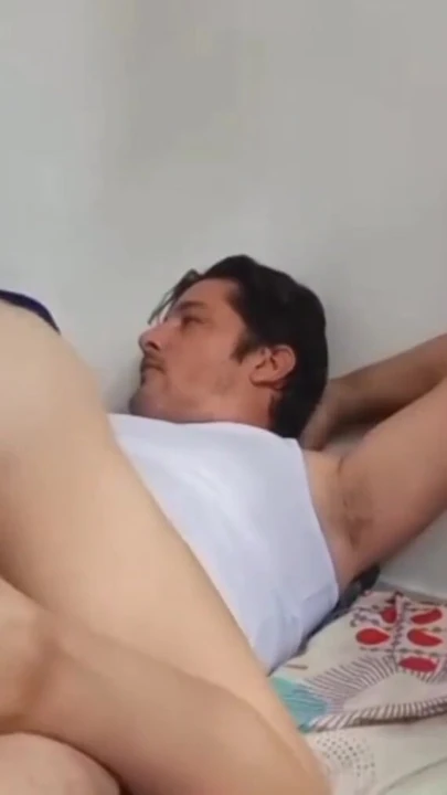 Meksikalı erkek delisi Kolombiyalı sevgilisinin bozuk yarağına tırmanıyor | Klip 3